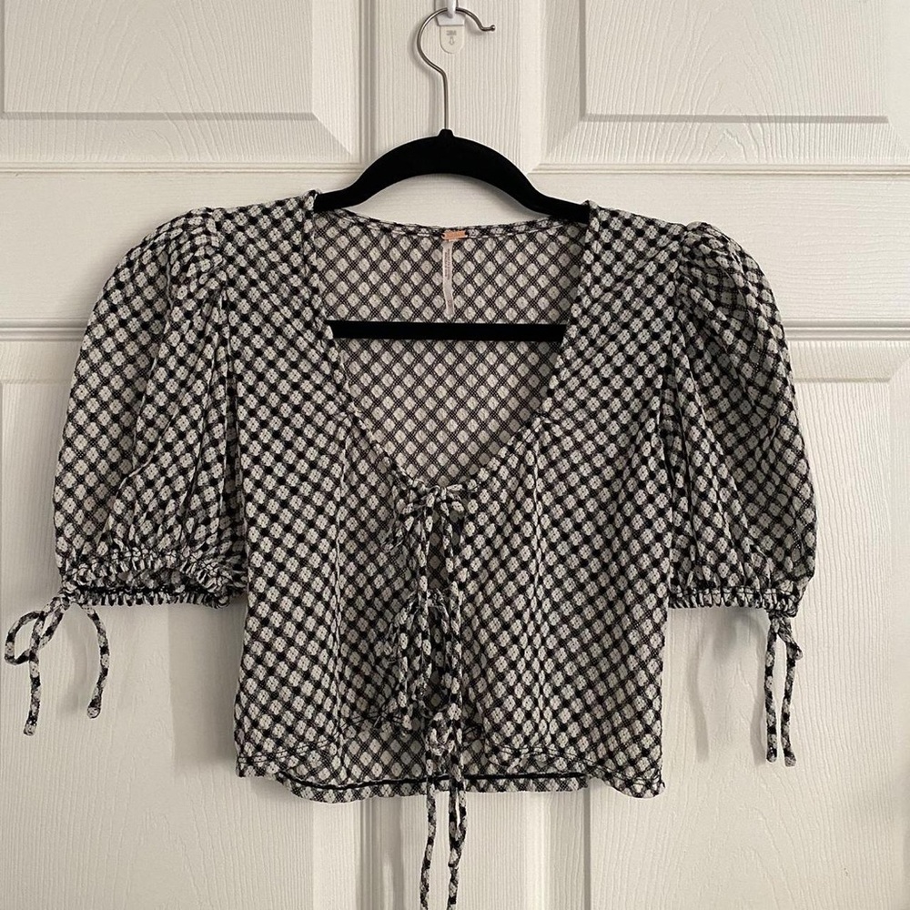 Patterned Black & White Tie-Front Puff Sleeve Crop Top
